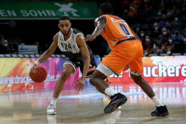 两队的交锋 两队的交锋